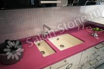 Яркая столешница из искусственного камня